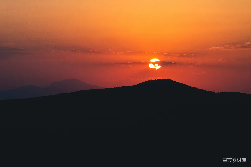 高清摄影 壁纸 自然 夕阳正照耀着山脉。