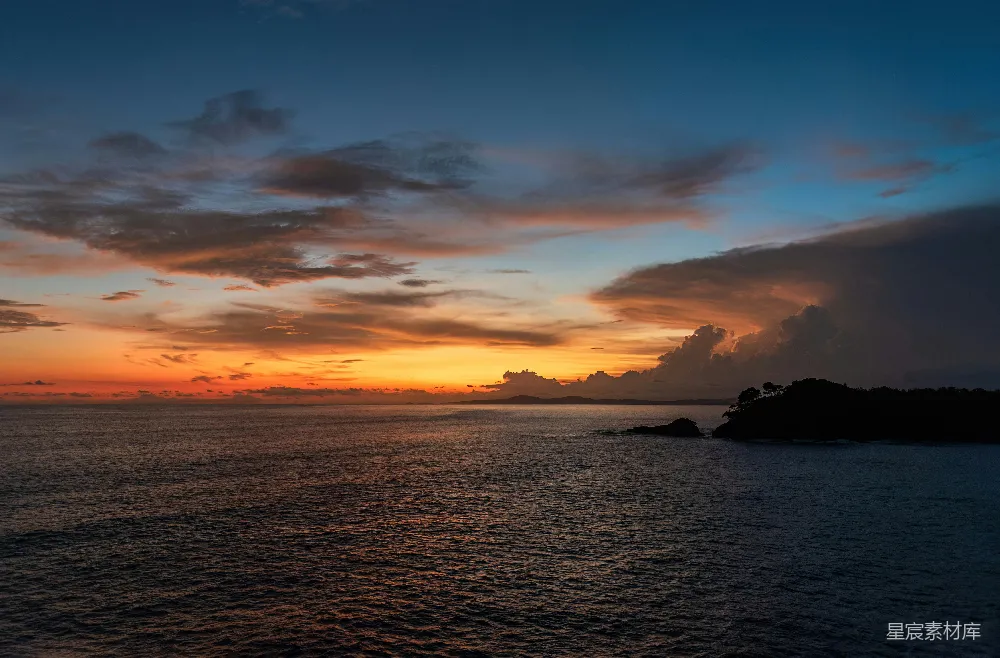 高清摄影  夕阳映照在水面上，天空中有云朵。