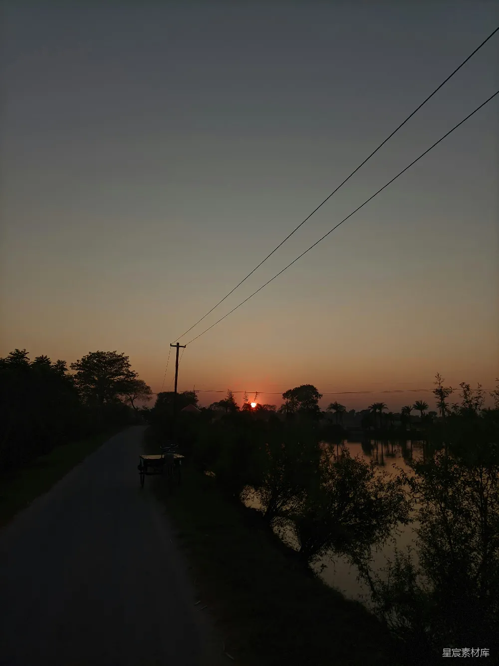 高清摄影  夕阳正缓缓沉入一片水域。