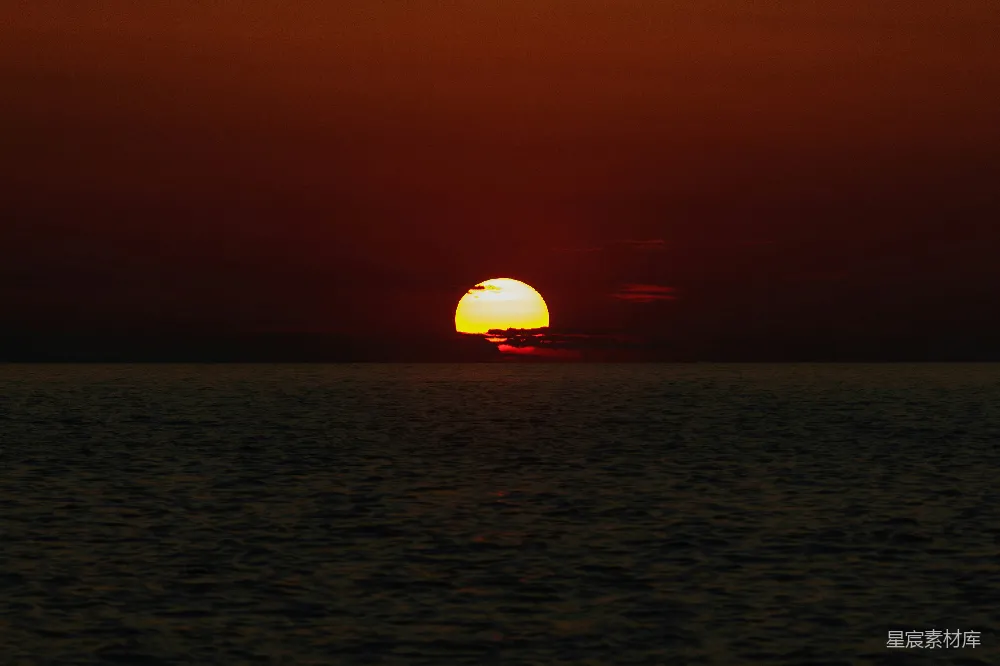高清摄影  太阳正在海洋上落下。