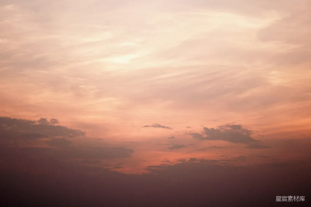 高清摄影 自然 一架飞机在夕阳下飞行。