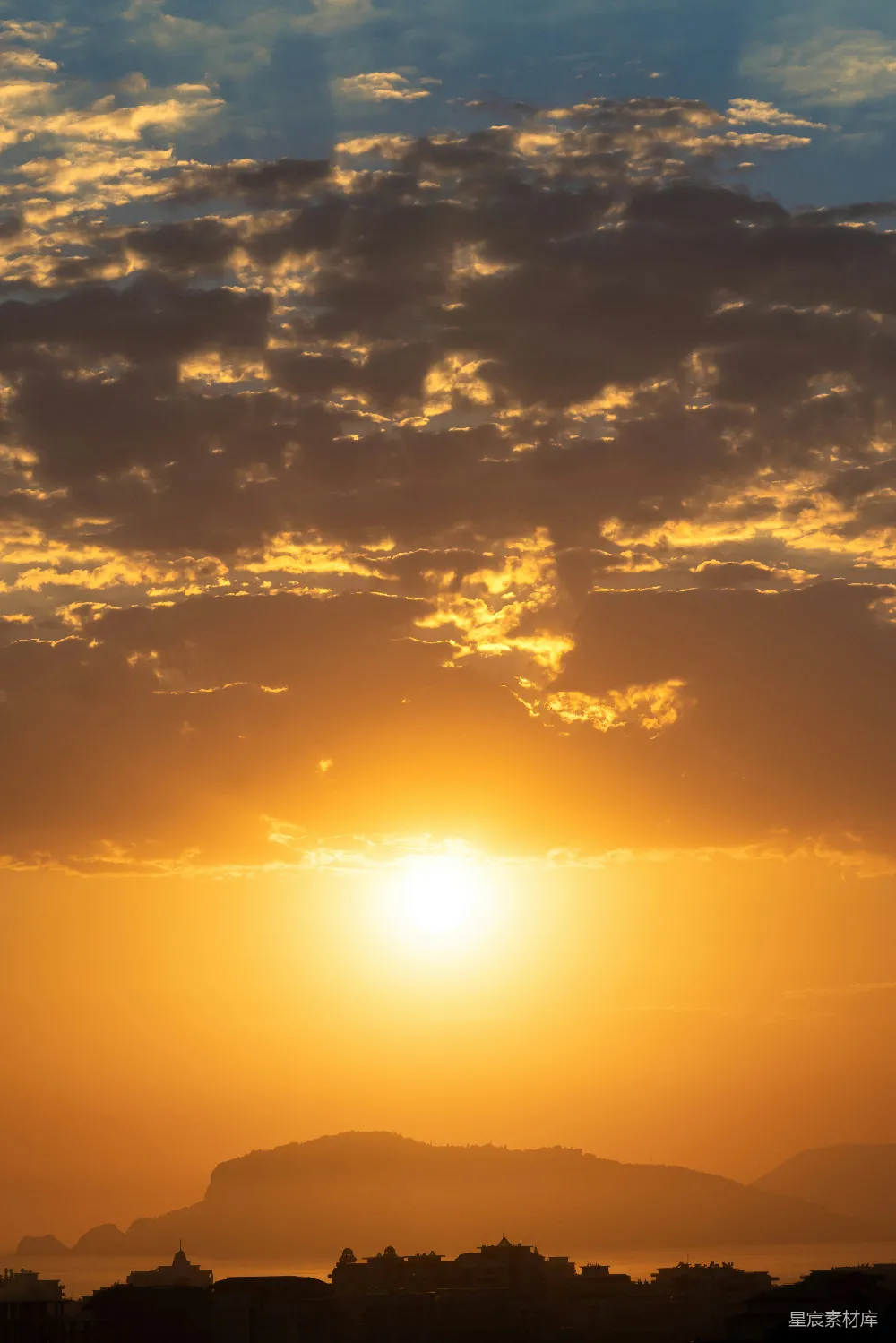 高清摄影  夕阳西下，云彩缭绕