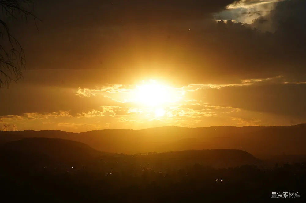 高清摄影  夕阳正映照在山脉之上