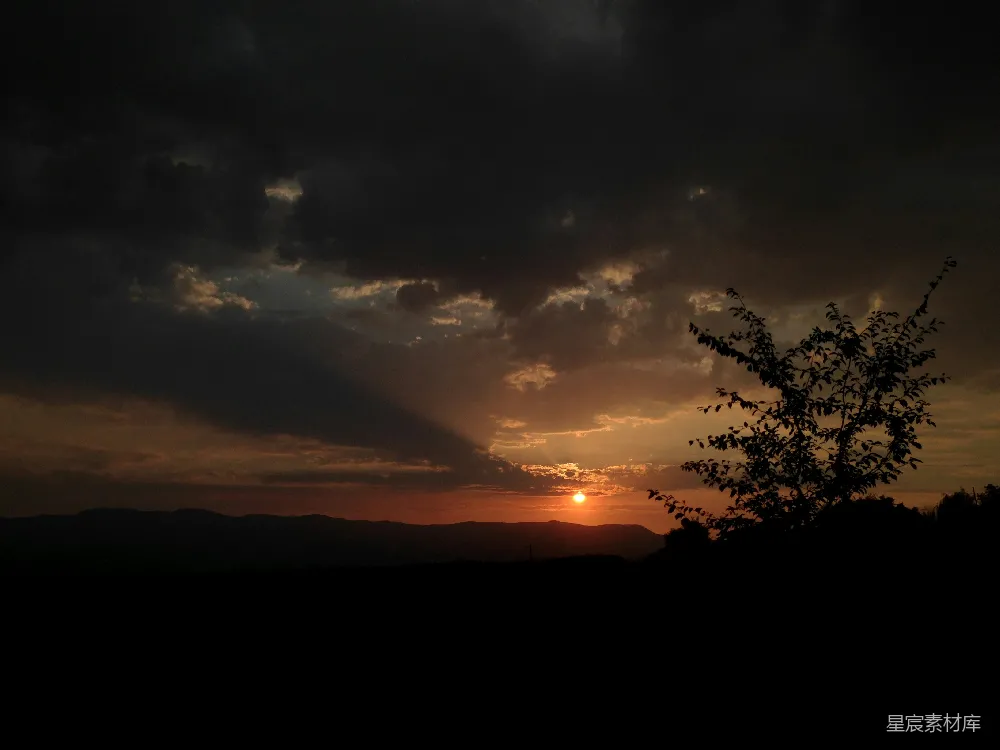 高清摄影  夕阳正笼罩在山脉之上