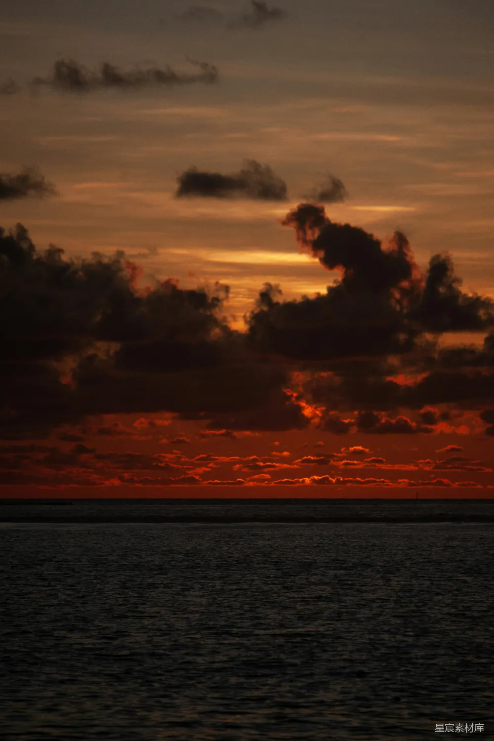 高清摄影  夕阳西下，映照在水面上