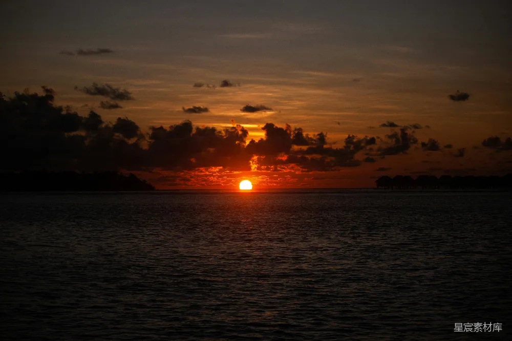 高清摄影  夕阳映照在水面上