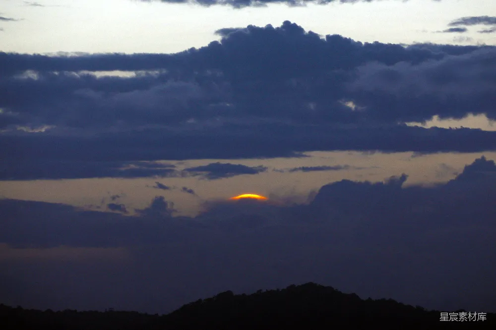 高清摄影  夕阳下山脉的剪影