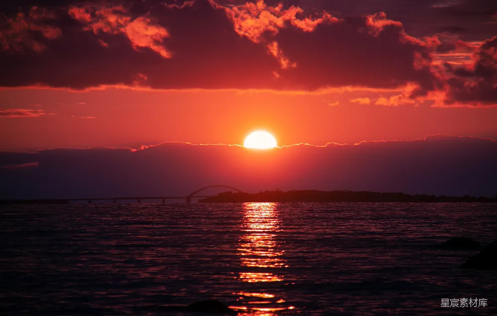 高清摄影  夕阳正洒落在水面上。