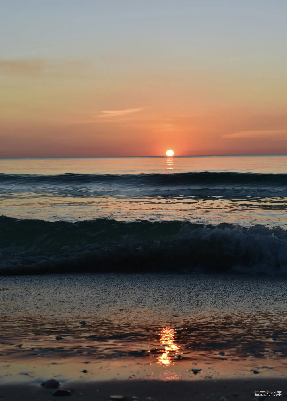 高清摄影 自然 夕阳正洒在海洋的波涛上。
