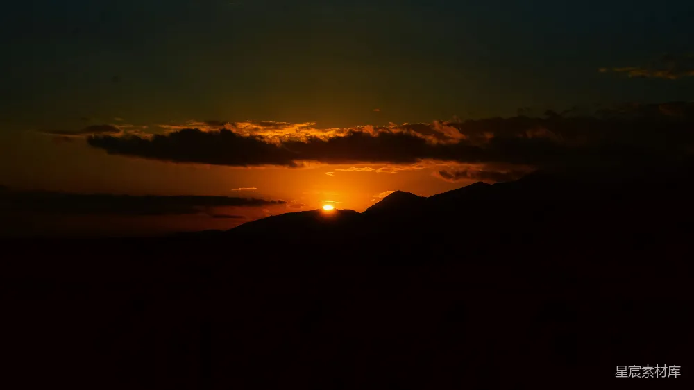 高清摄影  夕阳在山脉上落下
