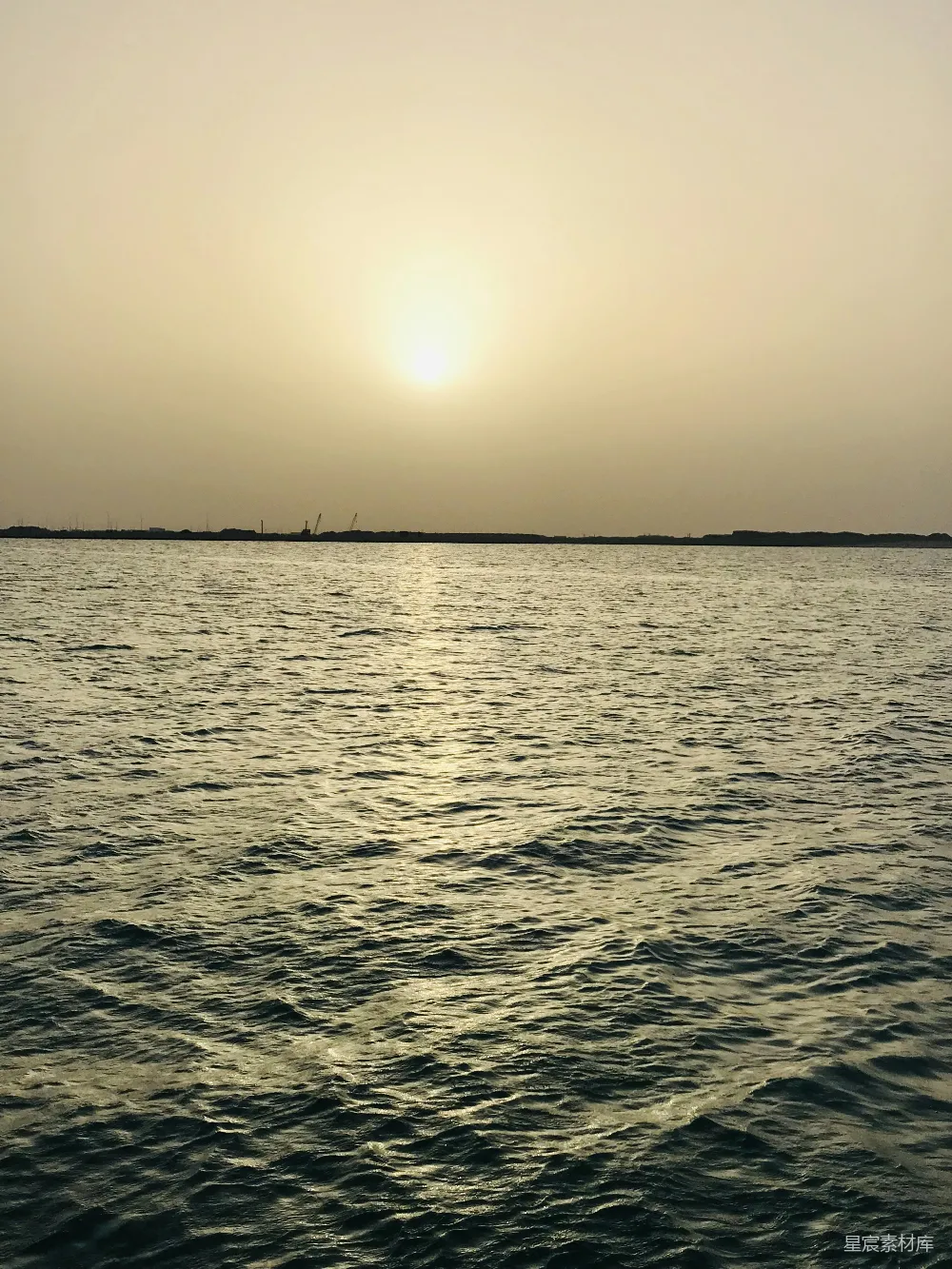 高清摄影  一片宽阔的水域，背景中有一抹夕阳。