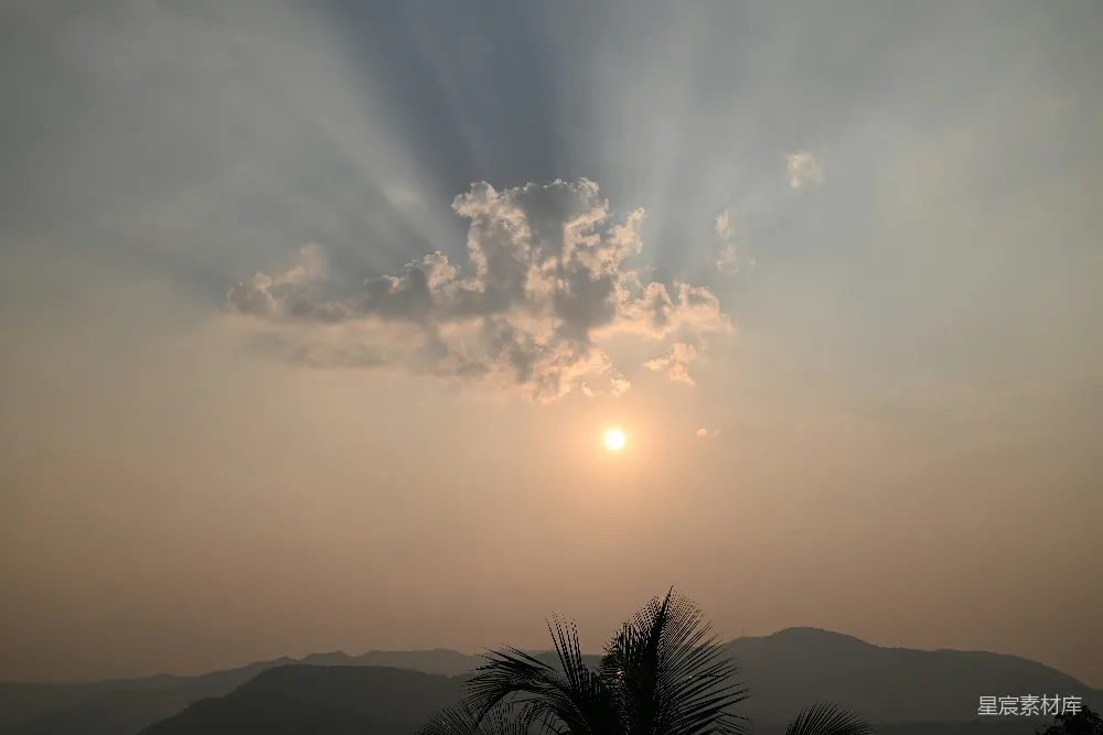 高清摄影  太阳透过天空中的云层照耀着。
