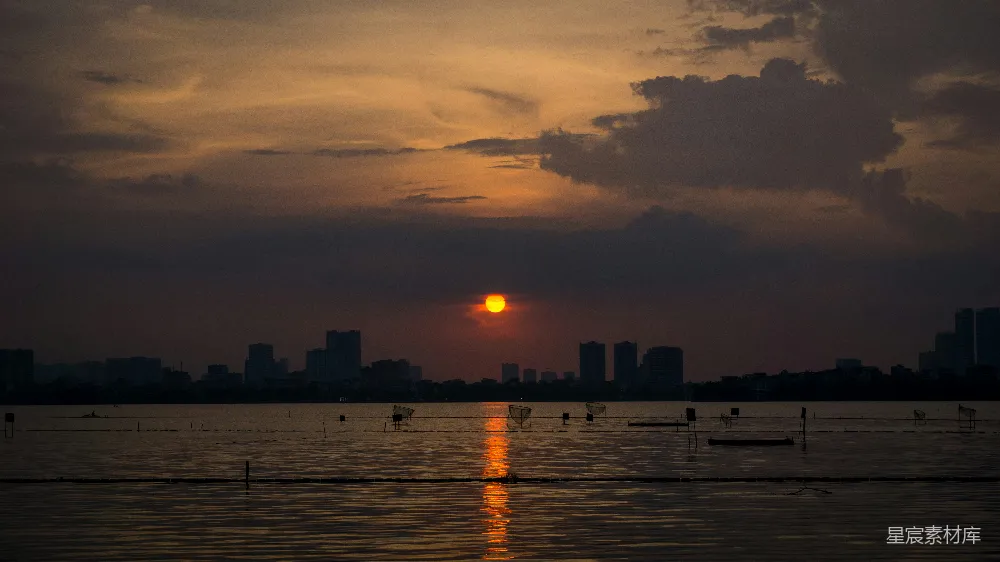 高清摄影  一片广阔的水域，背景是夕阳。