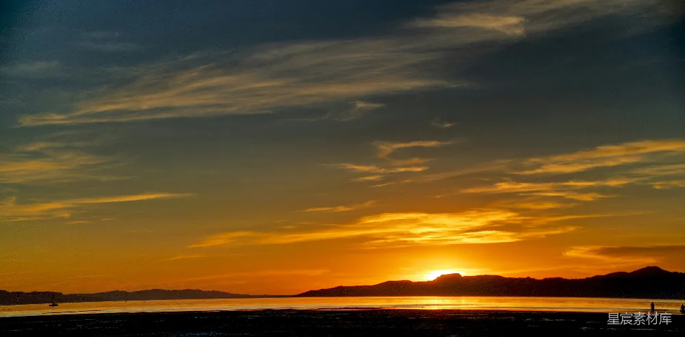 高清摄影  夕阳正在水面上落下。