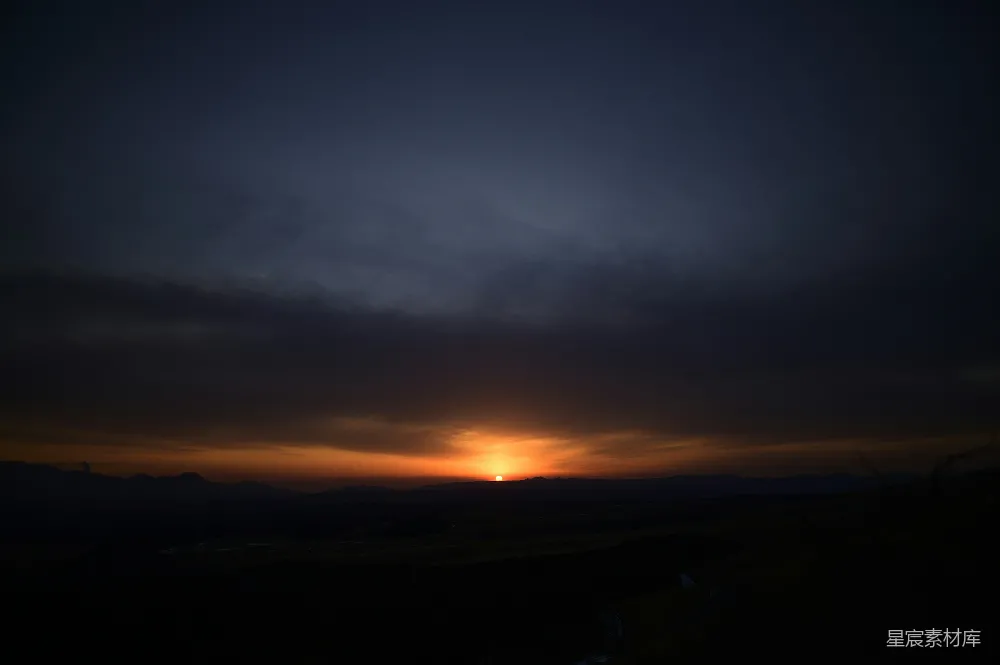 高清摄影  夕阳西下时，多云的天空下山的剪影