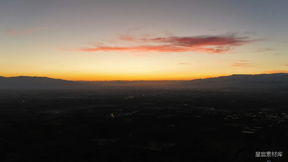 高清摄影  夕阳笼罩着山脉。