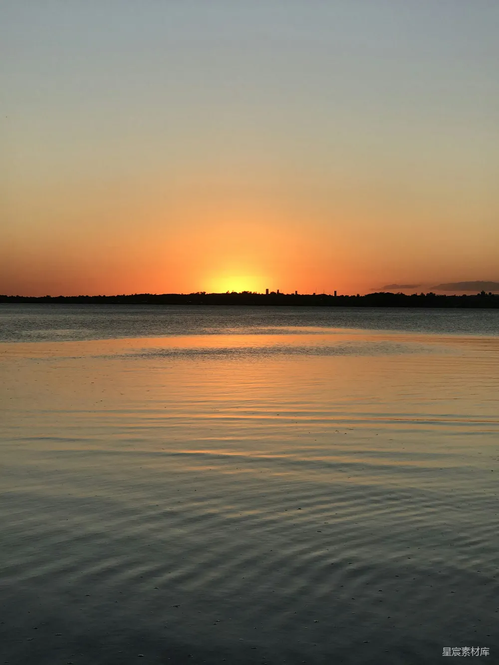 高清摄影  夕阳映照在水面上