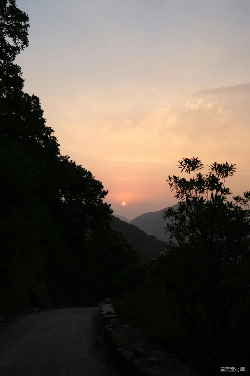 高清摄影  夕阳正在远方的山脉上落下。