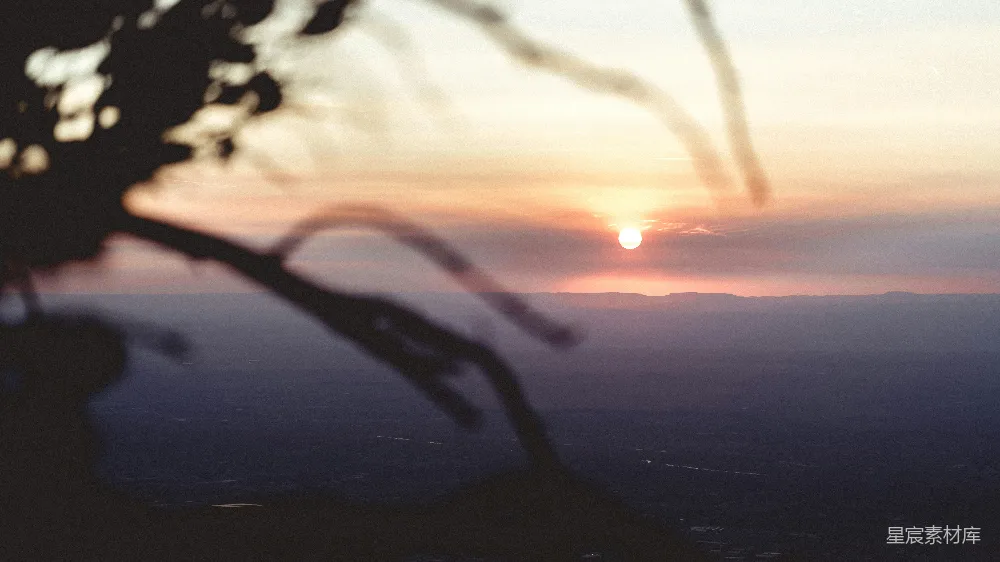 高清摄影  夕阳正笼罩着山脉。