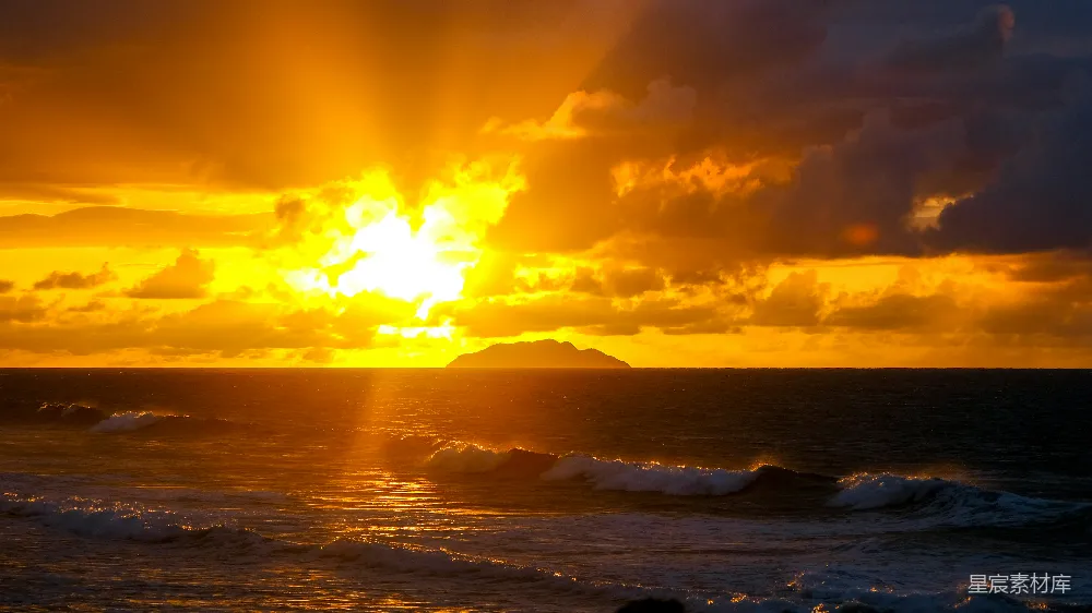 高清摄影  海浪在夕阳下拍打着海岸。