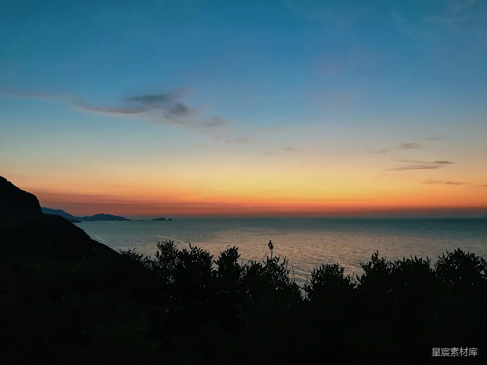 高清摄影  从山上看到的日落时分的海洋景色