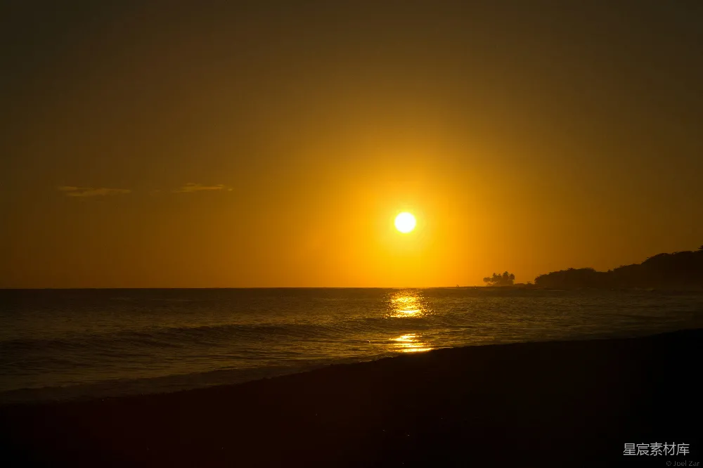 高清摄影  夕阳照耀在水面上的场景