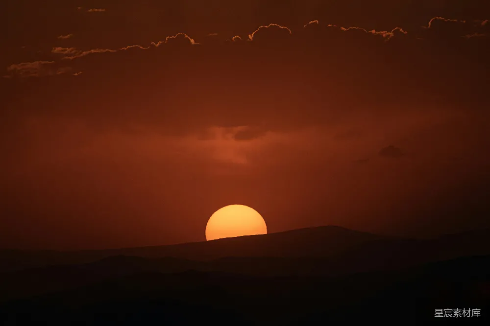 高清摄影 自然 夕阳正笼罩在远处的群山之上。