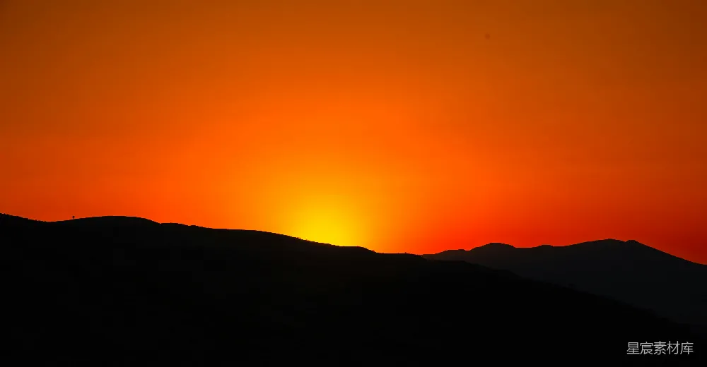 高清摄影 旅行 自然 壁纸 夕阳正落在这座山脉之上。