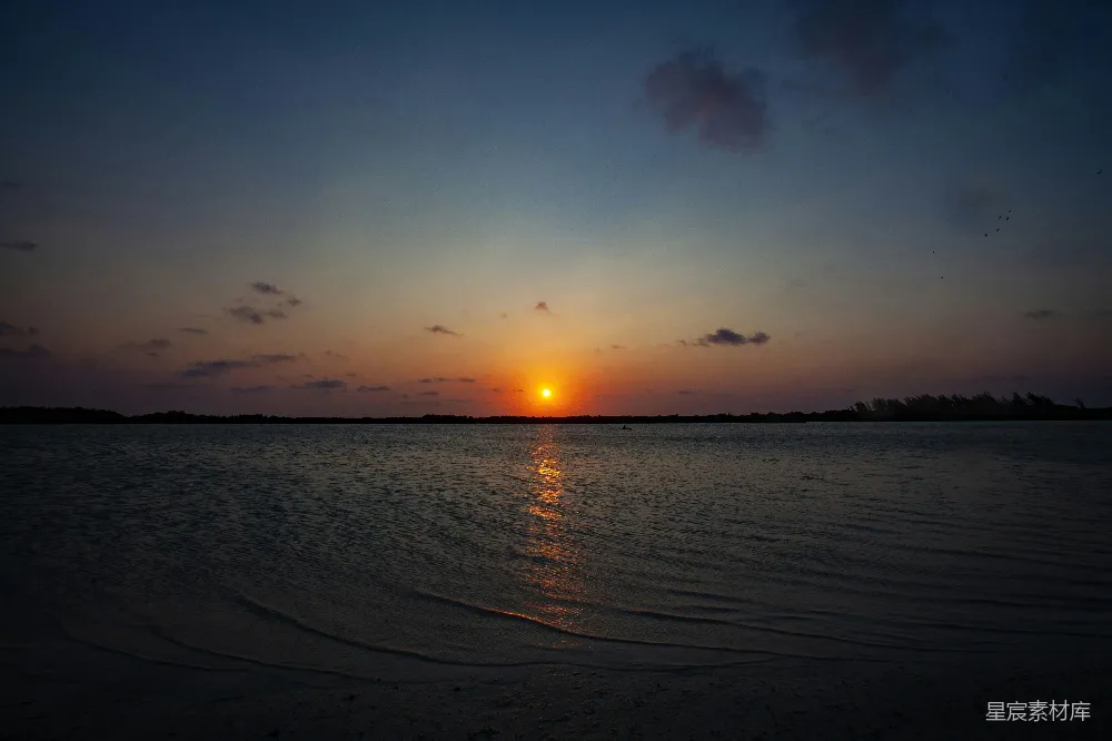 高清摄影  夕阳正在水面上落下。