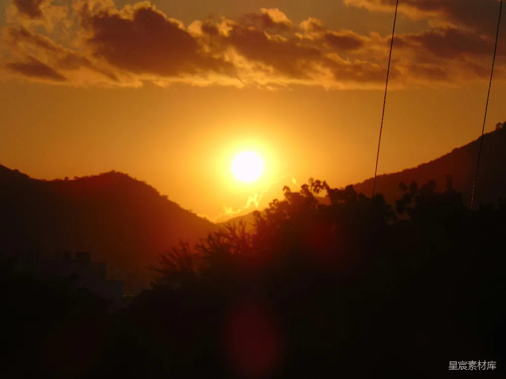 高清摄影 自然 夕阳正落下山峦之上
