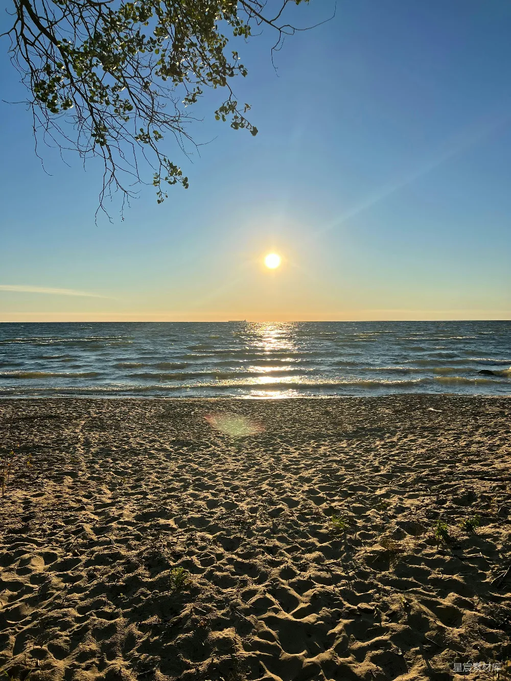 高清摄影  海滩上，夕阳西下
