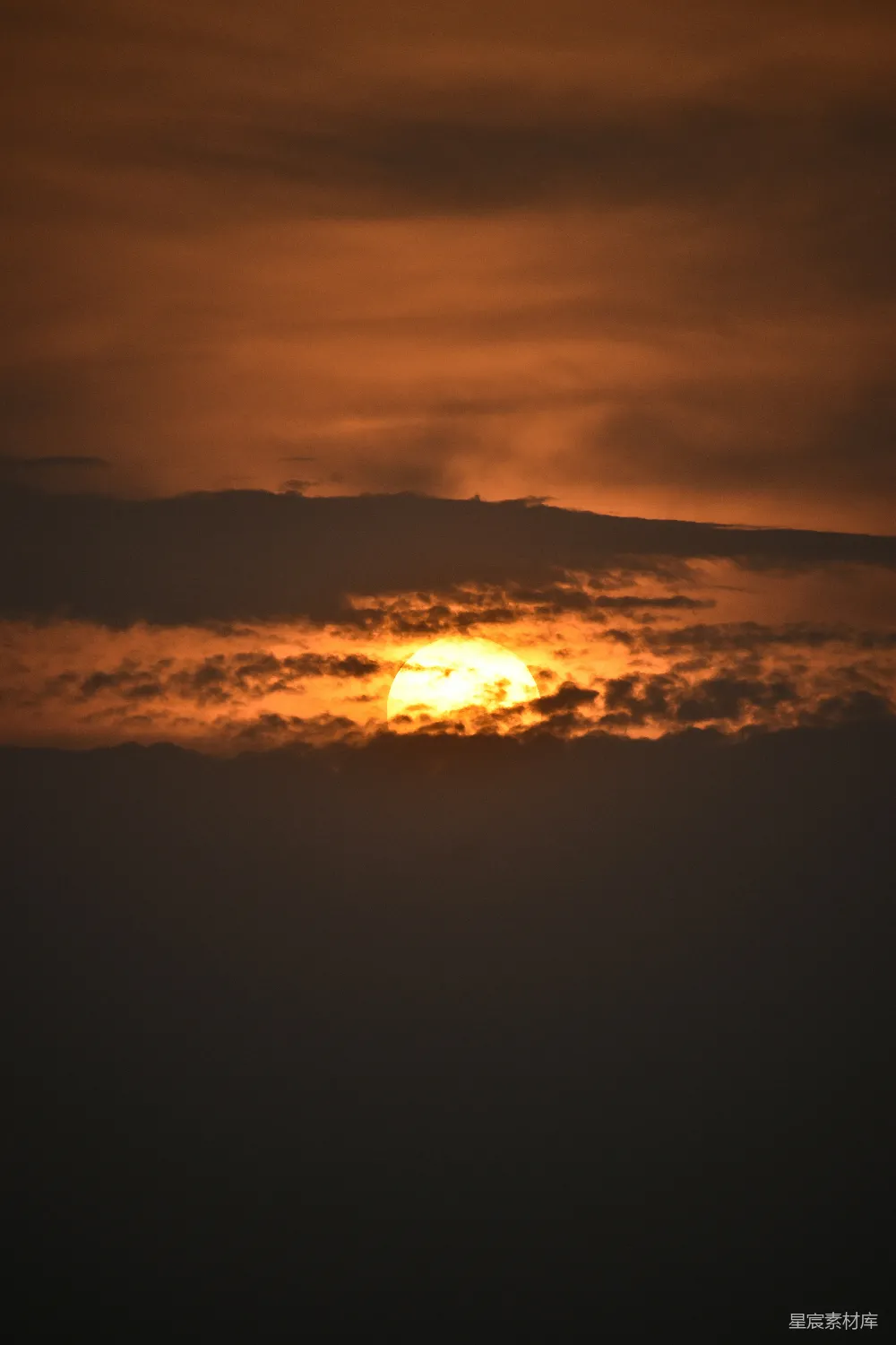 高清摄影  夕阳西下，映照着天空中的云层。