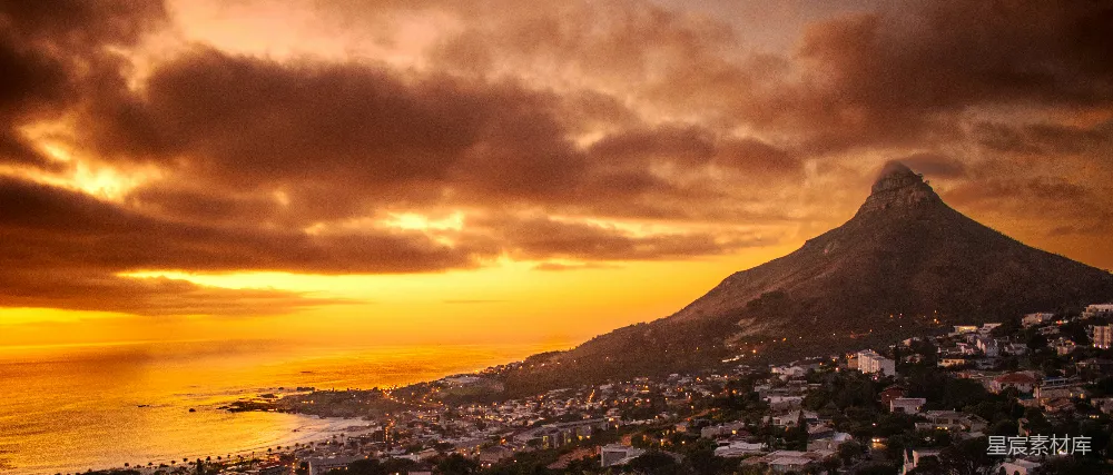 高清摄影  一座城市的景色，背景中有一座山。