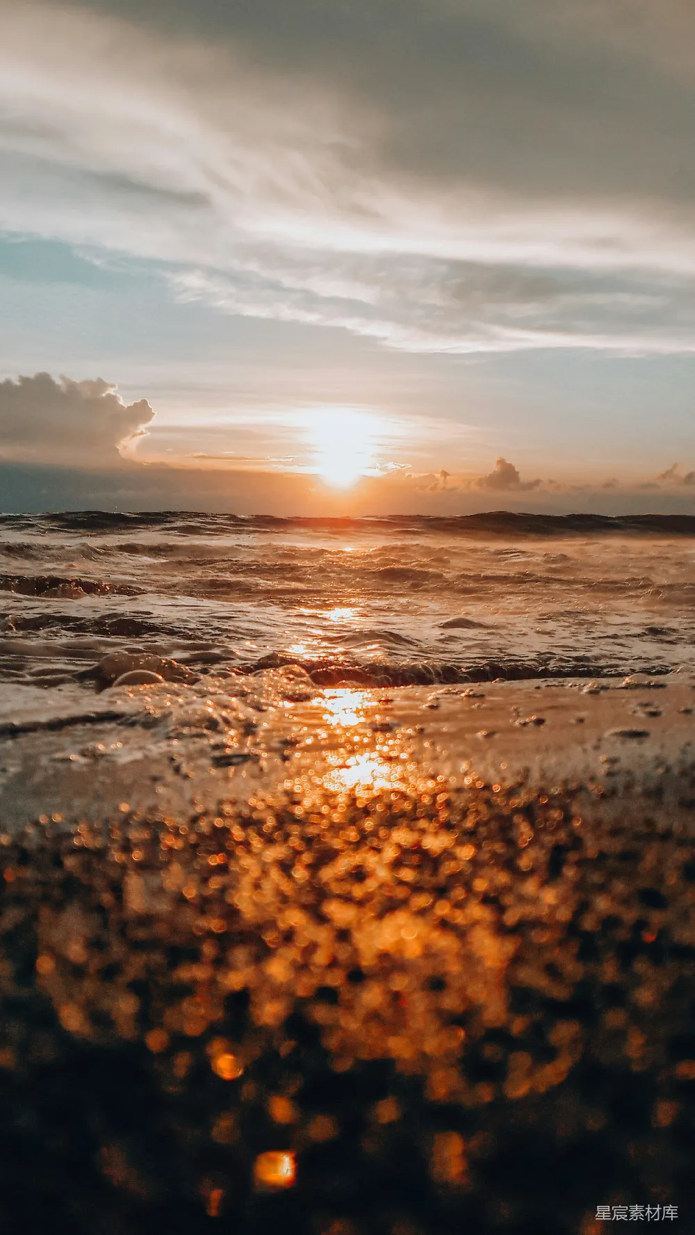 高清摄影  海浪拍打着夕阳下的海岸