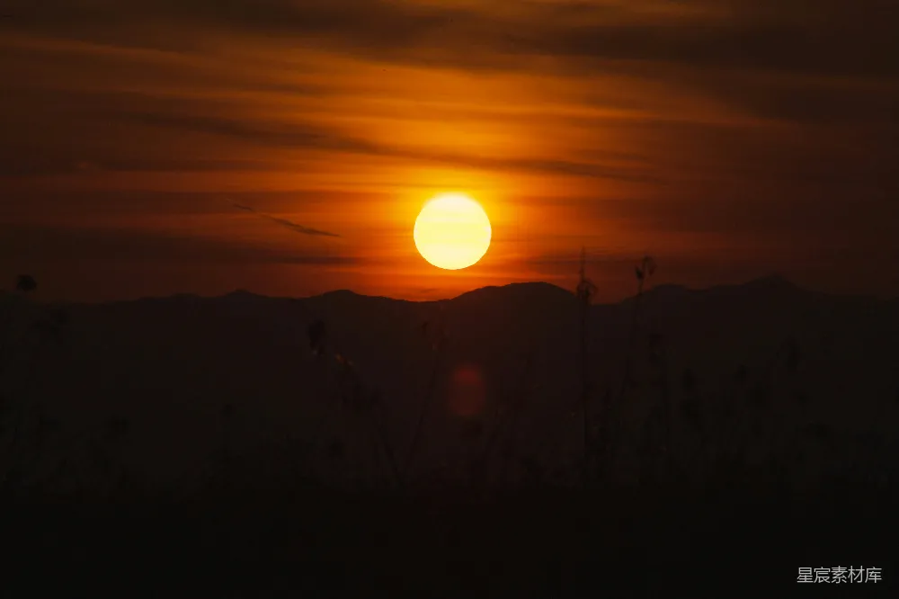 高清摄影  夕阳西下，山脉连绵。