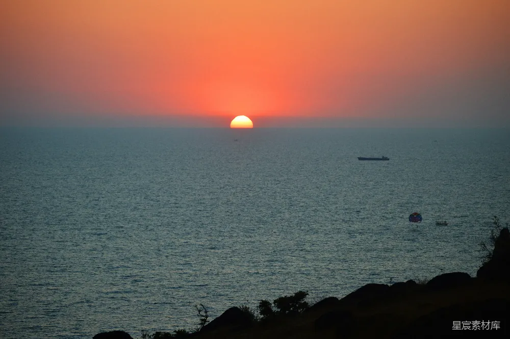 高清摄影  夕阳映照在水面上
