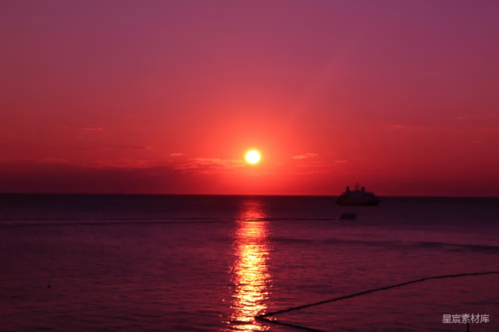 高清摄影  海面夕阳下船的剪影