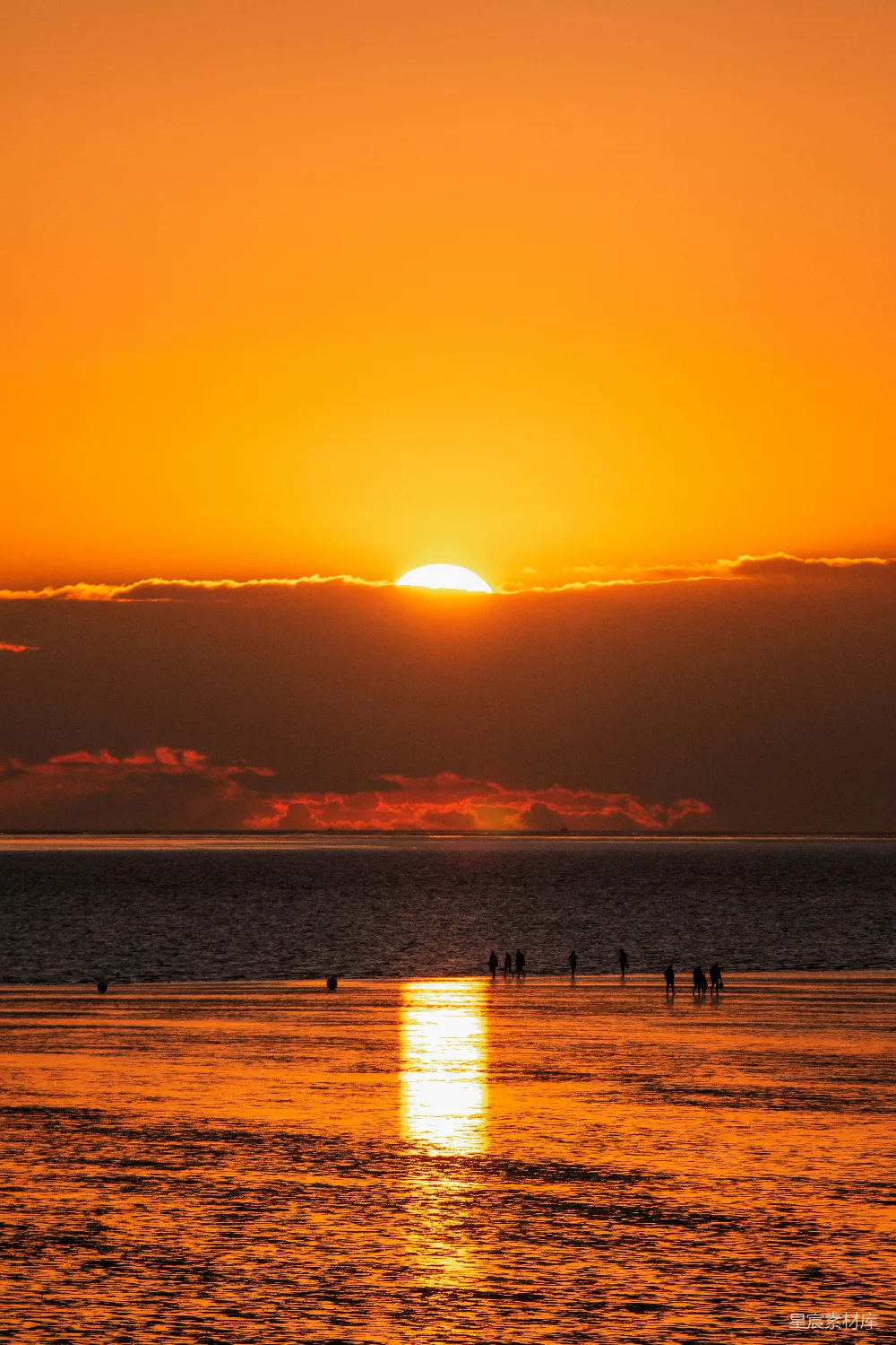 高清摄影  夕阳正在水面上落下