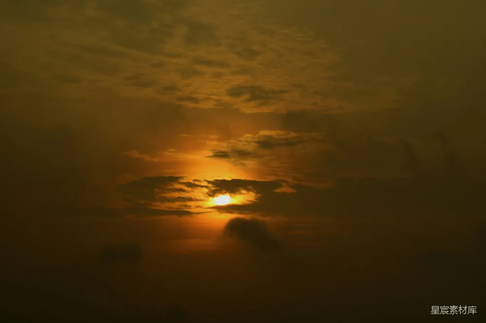 高清摄影  太阳正在云层中落下。