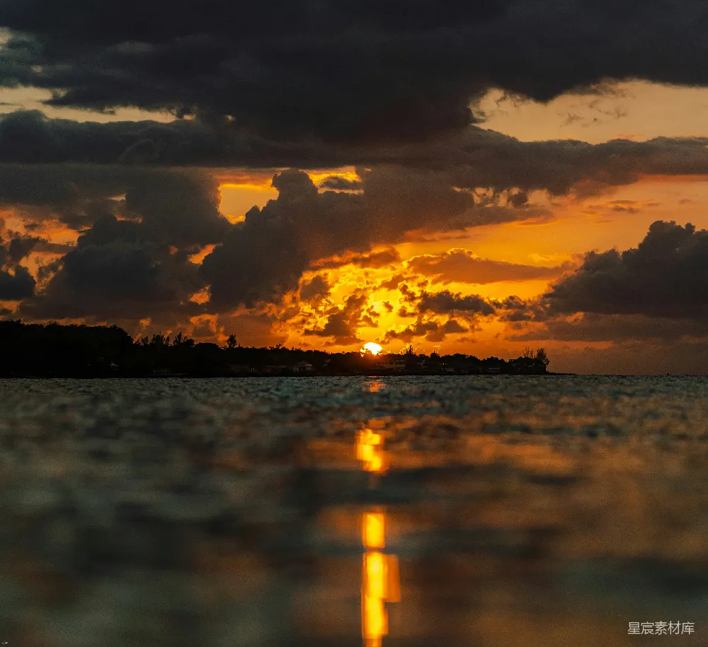 高清摄影 自然 壁纸 夕阳正在水面上落下