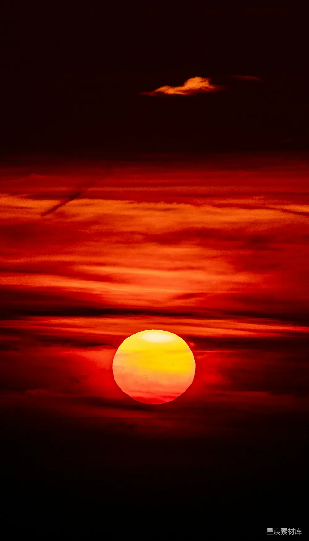 高清摄影 自然 壁纸 夕阳正在海上落下。