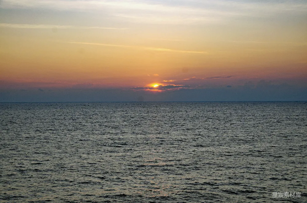 高清摄影  夕阳映照在水面上
