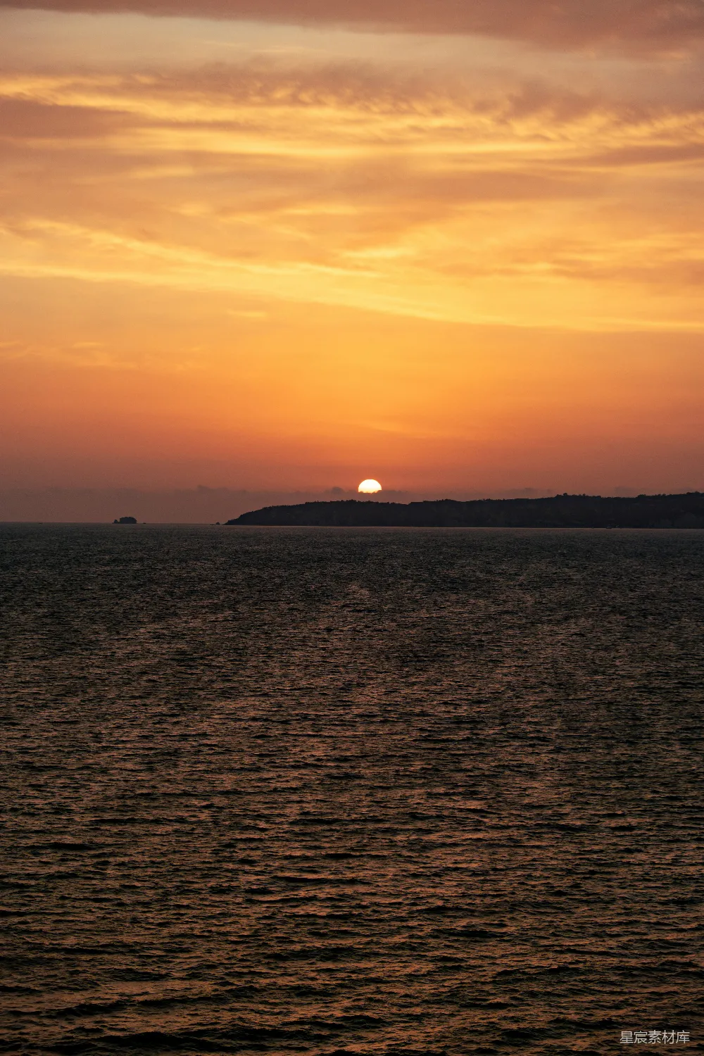 高清摄影 旅行 壁纸 夕阳在一片水域上空，远处有一座小岛。