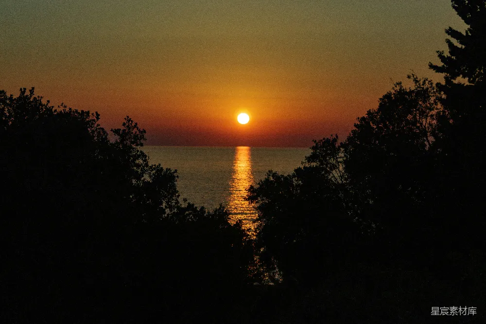高清摄影  夕阳正在一汪水中落下。