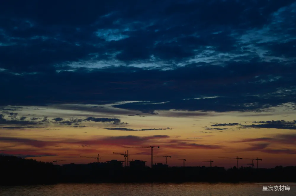 高清摄影  夕阳西下，倒映在水面上的美丽景色
