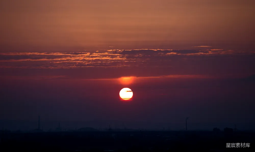 高清摄影 壁纸 太阳正在城市地平线上落下。