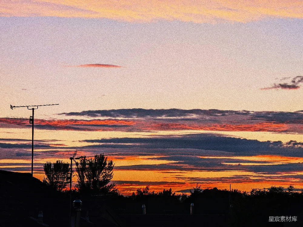 高清摄影  天空非常绚丽多彩，夕阳正在落下。