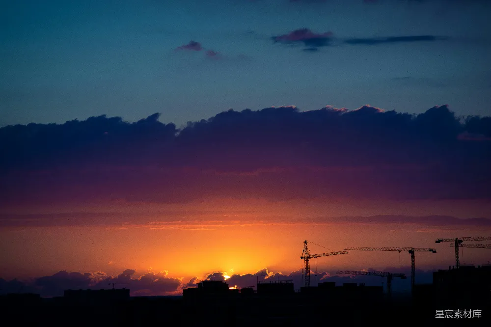 高清摄影  夕阳正映照在城市天际线上。
