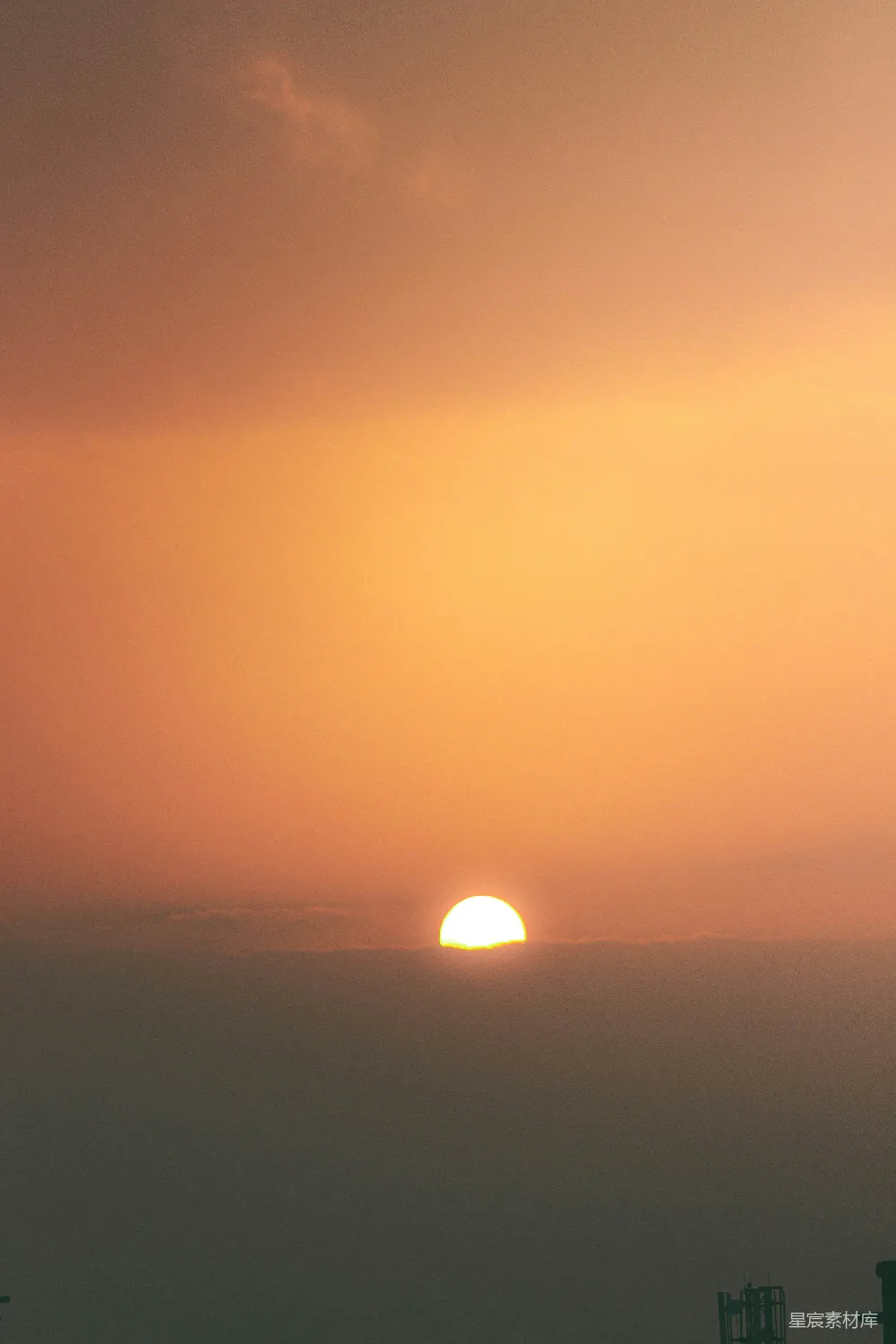 高清摄影  太阳正落在这座城市的地平线上。