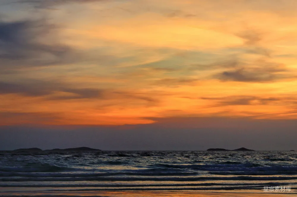 高清摄影 壁纸 海浪拍打着海岸，夕阳西下。